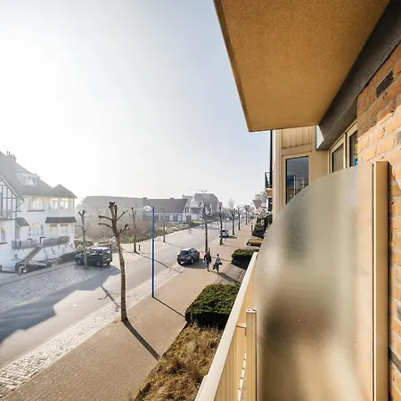 In For 6 Person, Cleaning Included Apartment Koksijde